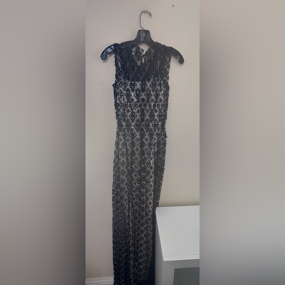 Elegant Black Lace Evening Dress - Picture 3 of 9